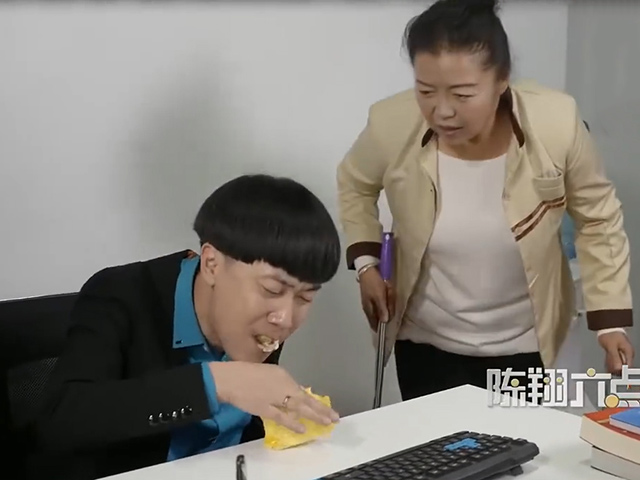 Video Clip Cười - Bẽ mặt với đồng nghiệp chỉ vì cái tật "tham ăn"