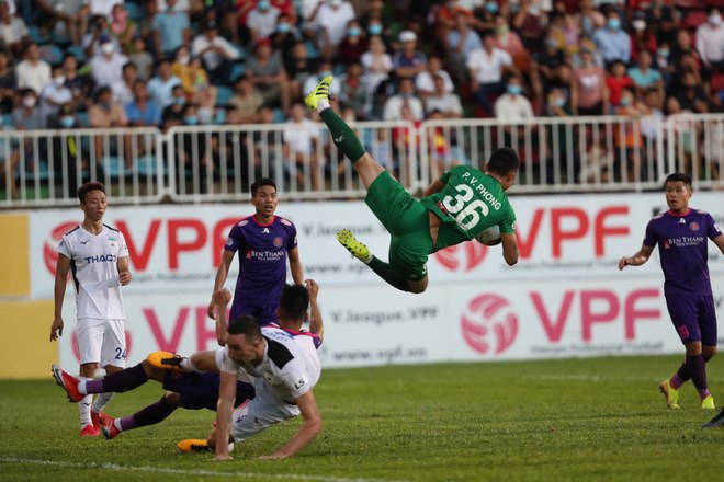 Cầu thủ Sài Gòn FC đập đầu rất mạnh xuống đất