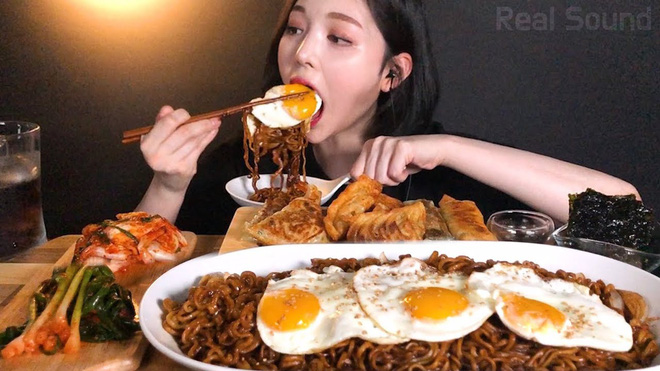 Cô nàng Hàn Quốc gây ấn tượng với những video ghi hình ăn uống.&nbsp;