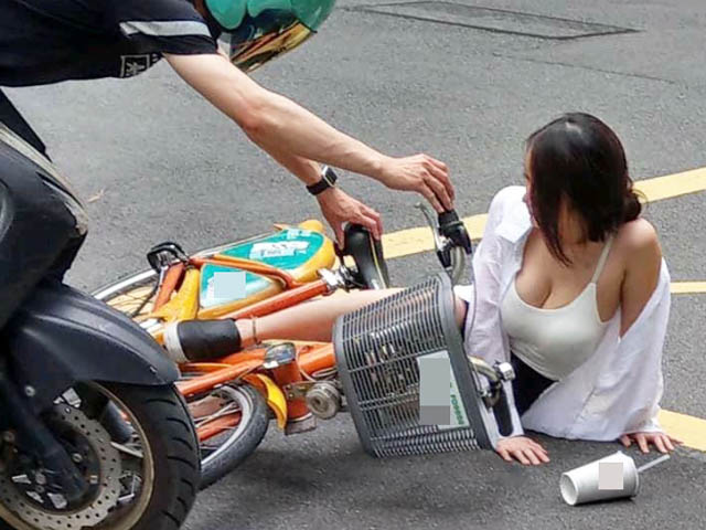 Thời trang - Trang phục "áo đơn, áo kép" rườm rà gây bất tiện khi tham gia giao thông