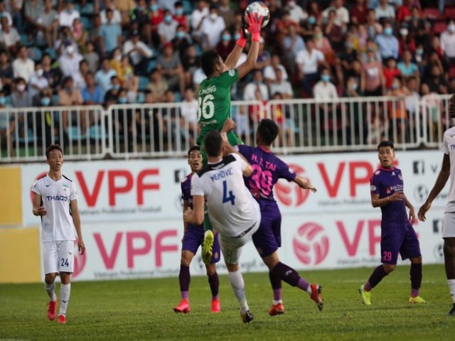Bóng đá - Đau tim: Cầu thủ V-League nằm bất động trên sân, khán giả lo lắng