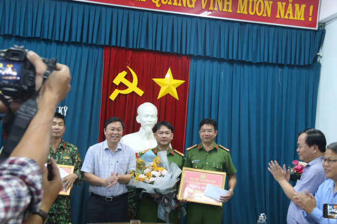 Ông Lê Trí Thanh thưởng nóng cho công an và Ban Chỉ huy Quân sự TP Tam Kỳ