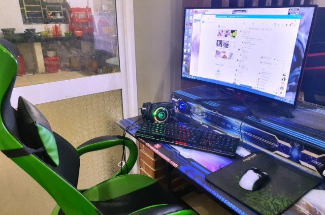 Chiếc khẩu trang và kính tại bàn chơi game của Sự