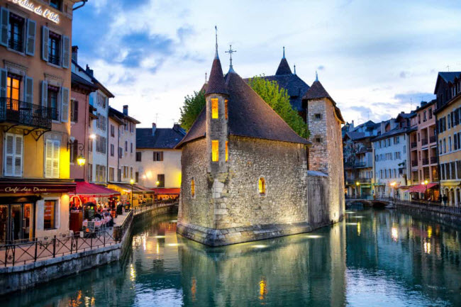 Annecy, Pháp: Nằm dưới chân núi Alps ở Pháp, thị trấn Annecy từ lâu đã được đánh giá là một trong những địa điểm lãng mạn nhất trên thế giới.
