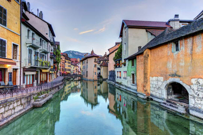 Thị trấn Annecy nổi tiếng với các ngôi nhà cổ kính nằm dọc dòng kênh thanh bình. Tại đây, du khách cũng có thể tham quan lâu đài cổ từng là nhà tù.
