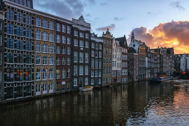 Thị trấn cổ Amsterdam gây ấn tượng với các ngôi nhà có kiến trúc độc đáo nằm dọc hệ thống kênh. Nơi đây từng là một cảng biển nhộn nhịp.

