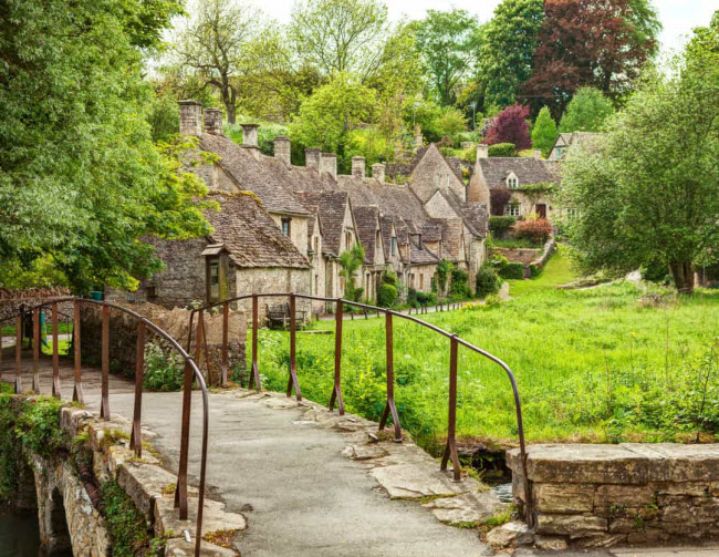 Tại ngôi làng Bibury, du khách có cơ hội chiêm ngưỡng những ngôi nhà bằng đá được xây dựng từ năm 1380.
