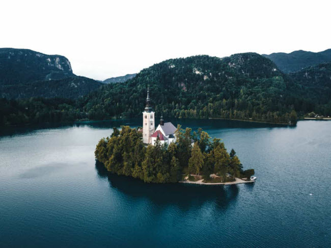 Bled, Slovenia: Thị trấn Bled được bao quanh bởi những dãy núi hùng vĩ. Nơi đây gây ấn tượng với lâu đài cổ nằm trên hòn đảo nhỏ ở giữa hồ Bled.
