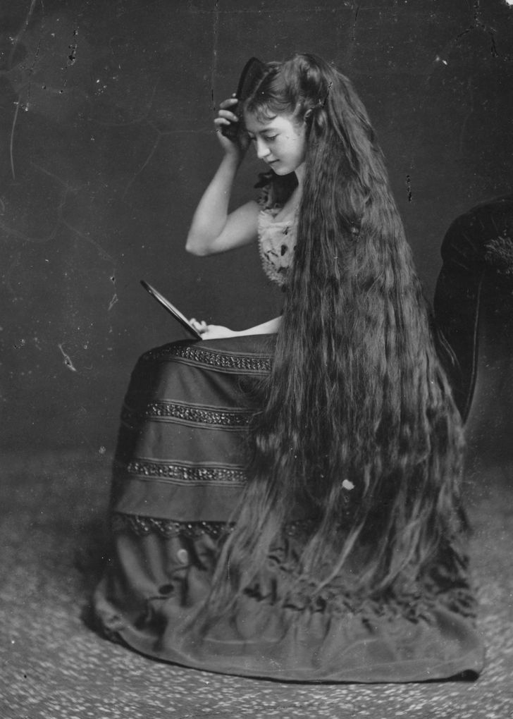1. Phụ nữ Victoria thích có mái tóc dài. Và họ coi mái tóc dài trở thành tiêu chuẩn của vẻ đẹp.