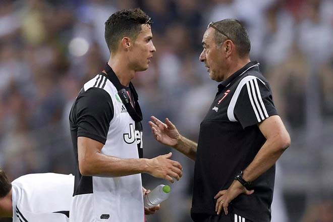 HLV Sarri sai lầm khi chỉ trích Ronaldo