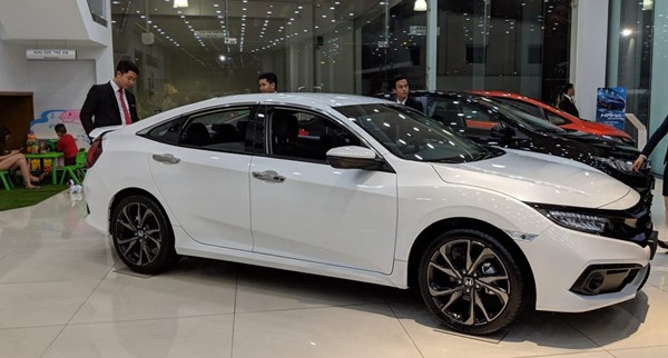 Hình ảnh Honda Civic màu trắng ngọc sang trọng