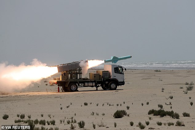 Tên lửa hành trình mới được phóng từ bãi biển. Ảnh: Reuters