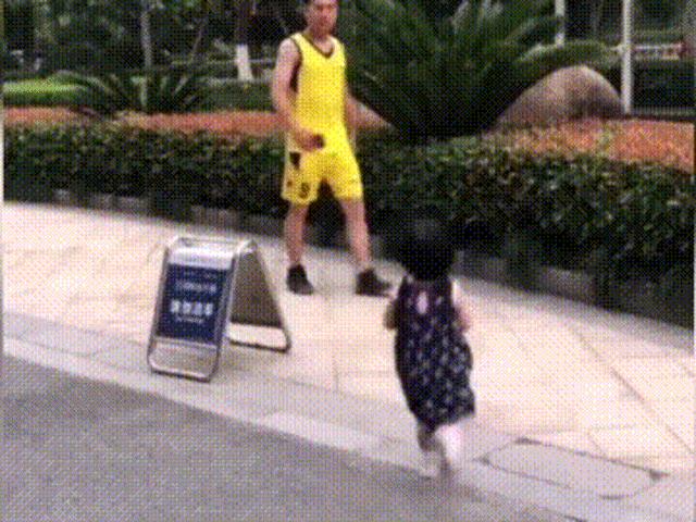 Bạn trẻ - Cuộc sống - Dẫn con gái đi thăm chồng sau 4 tháng không gặp, không ngờ bố quên mặt con, bước qua như người dưng