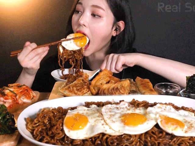 Bạn trẻ - Cuộc sống - "Thánh ăn" Hàn Quốc xinh đẹp, sở hữu thân hình mảnh mai thon thả đáng mơ ước