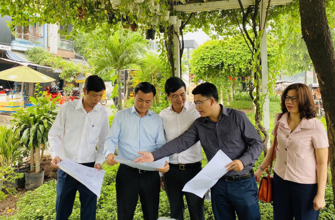 Ông Bùi Xuân Cường (thứ 2 từ trái) - Trưởng Ban Quản lý Đường sắt đô thị TP HCM kiểm tra thực địa tại mặt bằng nhà ga S11 sáng 19-6