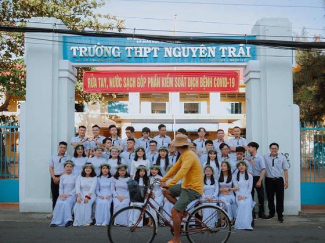 Bạn trẻ - Cuộc sống - Bức ảnh người lạ vô tình lọt vào khung hình chụp kỷ yếu bất ngờ hút 200 nghìn lượt like