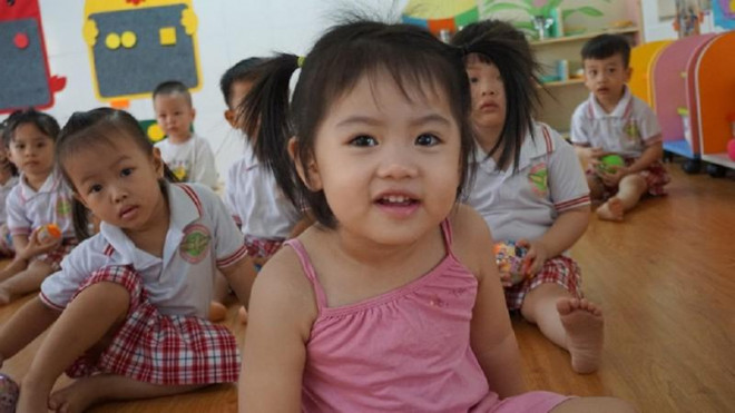 Các bé trường mầm non Anh Đào, quận Gò Vấp háo hức trong ngày trở lại trường sau kỳ nghỉ tránh dịch COVID-19. Ảnh: NGUYỄN QUYÊN