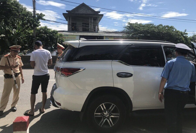 Lực lượng liên ngành tỉnh Thừa Thiên - Huế kiểm tra, xử lý xe chở khách trá hình tuyến Huế - Đà Nẵng