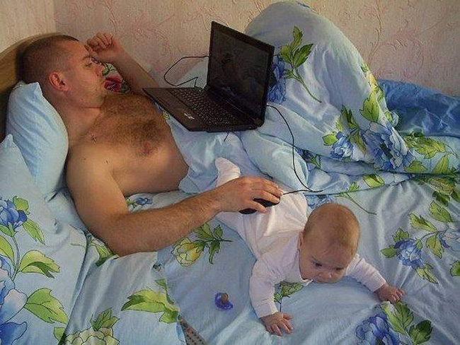 Vẫn thoải mái lướt máy tính mà vẫn trông con được.
