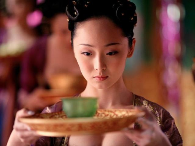 Phim - Cung nữ hầu rượu 18 tuổi nóng bỏng không kém Củng Lợi sau 14 năm giờ ra sao?