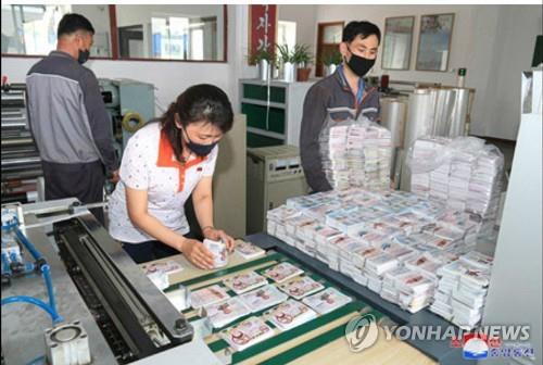 Công nhân Triều Tiên in truyền đơn chuẩn bị cho hoạt động rải truyền đơn sang biên giới Hàn Quốc. Ảnh: KCNA