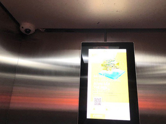 Trong thang máy tòa nhà có lắp camera. Ảnh: Người lao động