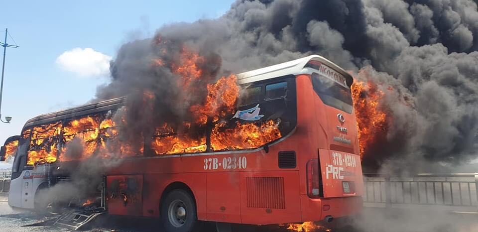  Chiếc xe khách bốc cháy ngùn ngụt.
