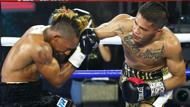 Mike Plania (phải) có 2 cú đấm móc chất lượng khiến võ sĩ chủ nhà 2 lần ngã trên sàn đấu