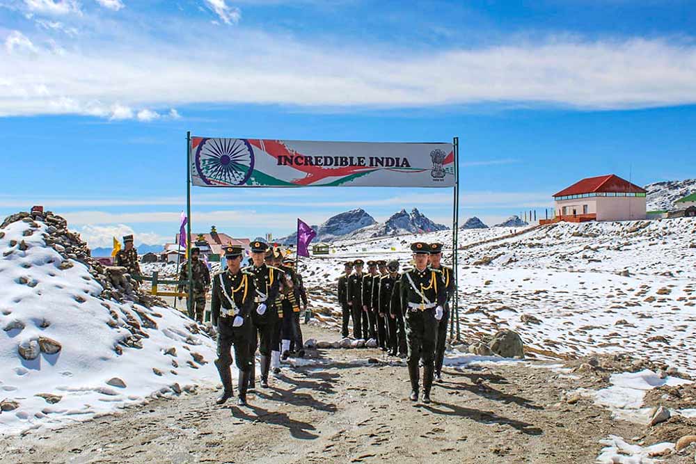 Binh sĩ Trung Quốc và Ấn Độ đứng gác trong giá lạnh tại một hội nghị quân sự ở khu vực biên giới (ảnh: India Today)