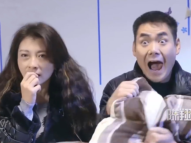 Video Clip Cười - Ông chồng "khóc thét" khi xem phim kinh dị cùng vợ