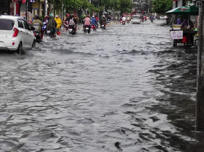 Hệ thống thoát nước ở đây hoạt động rất chậm, các công thoát nước rất nhỏ nên nước ngập lênh láng.&nbsp;&nbsp;