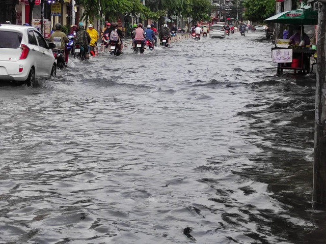 Tin tức trong ngày - Nhiều tuyến đường Sài Gòn biến thành sông sau cơn mưa cuối tuần
