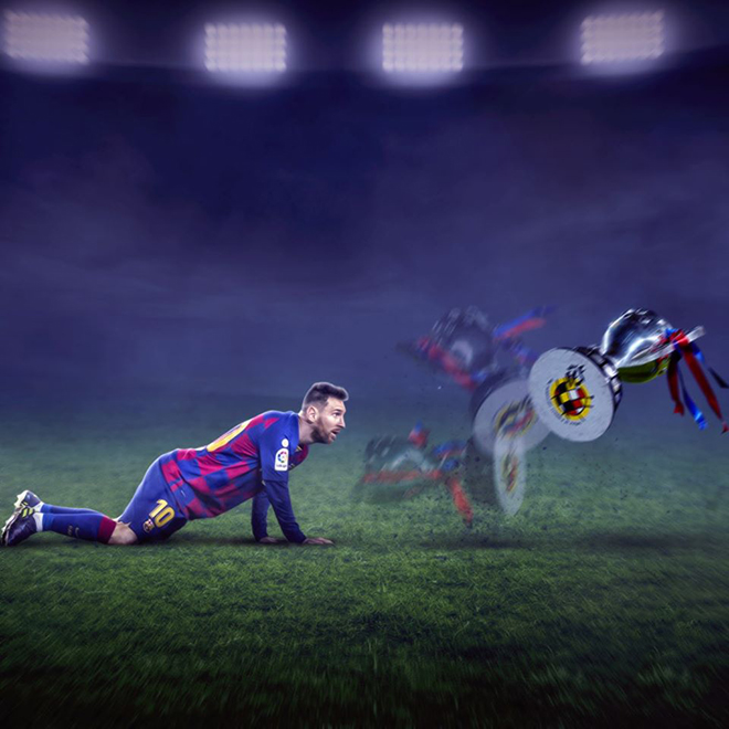 Ảnh chế: Một mình Messi không thể "gánh" nổi Barca - 1