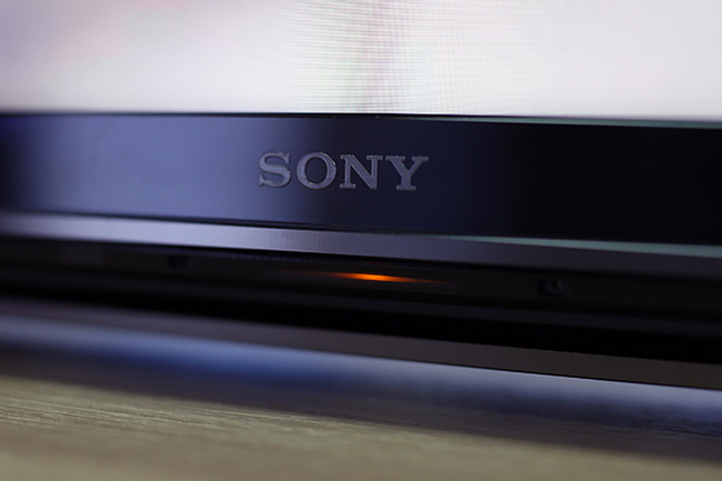 Logo Sony nổi bật ở cạnh dưới cùng một đèn LED, đã được thiết kế lại trông bắt mắt hơn. Để có chiếc TV này tại nhà, người dùng phải đặt hàng trước với giá niêm yết cho phiên bản Z8H 85-inches là 263 triệu đồng.
