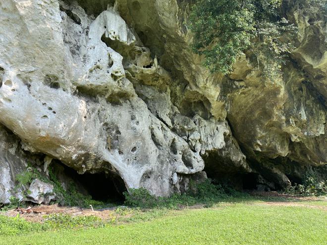 Hang nhà báo nhìn từ bên ngoài.