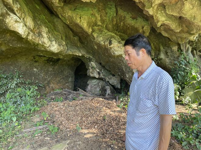 Anh Trịnh Phan Dương trình bày về việc làm hồ sơ cho Hang nhà báo được xếp bằng di tích cấp tỉnh.