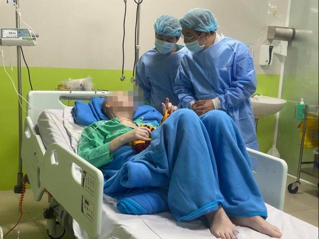 Tin tức trong ngày - Nóng trong tuần: Phi công người Anh hồi phục kì diệu, gọi điện cho bạn bè khắp nơi trên thế giới