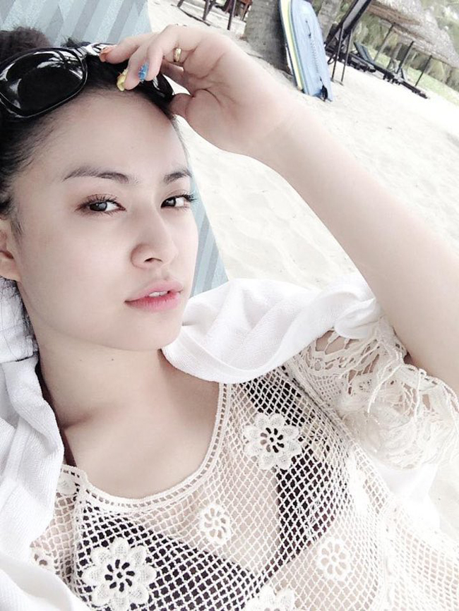 Và có vẻ sau khi nhận được lời khen ngợi, cổ vũ, Hoàng Thùy Linh có vẻ chăm chỉ diện&nbsp; loại trang phục khá kén người này hơn.
