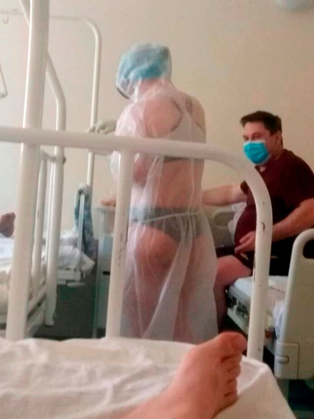 Nadia Zhukova trở nên nổi tiếng sau bức ảnh để lộ nội y bên trong bộ đồ bảo hộ tại bệnh viện Tula ở Nga.
