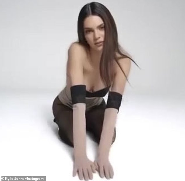 Chị em Kylie - Kendall Jenner diện bodysuit kén dáng - 5