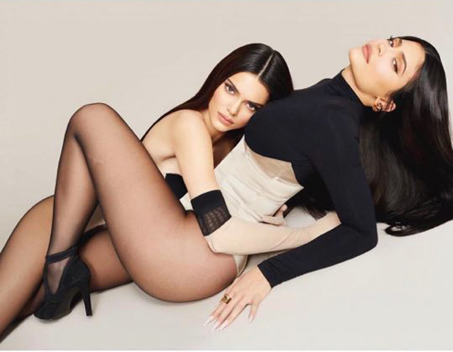 Chị em Kylie - Kendall Jenner diện bodysuit kén dáng - 1