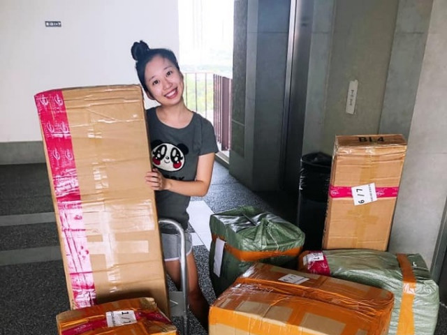 Bạn trẻ - Cuộc sống - Bạn trai tặng quà "khủng" kỷ niệm 8 năm yêu nhau, cô gái huy động cả xe đẩy đi nhận đồ