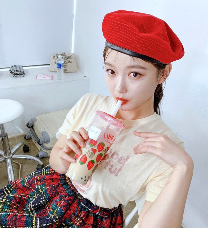 Chọn váy siêu ngắn khi làm việc ở siêu thị, "bé gái xinh nhất Hàn Quốc" nhận phản ứng - 8