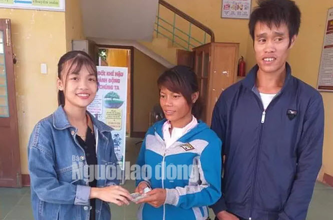 Cô gái trẻ trao trả 22 triệu đồng cùng vàng nhặt được cho cặp vợ chồng nghèo - 1