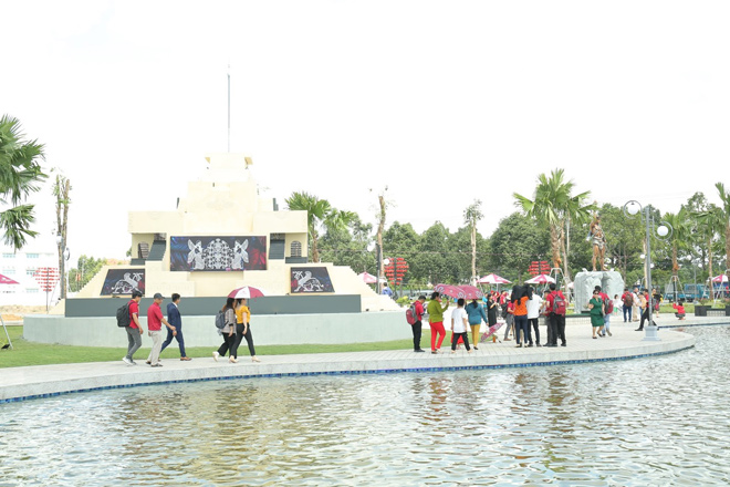 Công viên cổ đại đầu tiên Việt Nam thu hút sự quan tâm của đông đảo người dân trong dịp khánh thành ngày 21/06 vừa qua