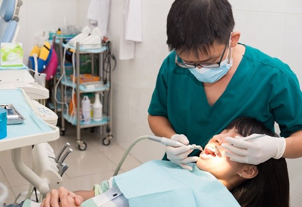 Nhiều người "tiền mất tật mang" khi&nbsp;làm răng giá rẻ tại các cơ sở không uy tín