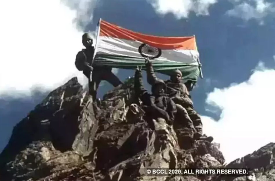 Binh sĩ Ấn Độ ăn mừng khi chiếm được một đỉnh núi từ tay Pakistan trong cuộc chiến năm 1999.