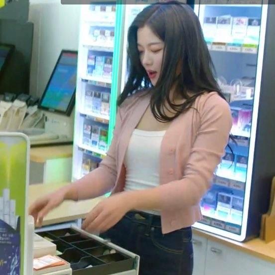 Chọn váy siêu ngắn khi làm việc ở siêu thị, "bé gái xinh nhất Hàn Quốc" nhận phản ứng - 4