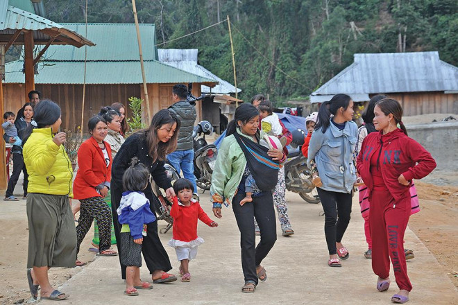 Thân phận những người phụ nữ Cơ Tu khi lấy chồng, thành vợ cả hay vợ lẽ đều rất vất vả, chịu nhiều thiệt thòi