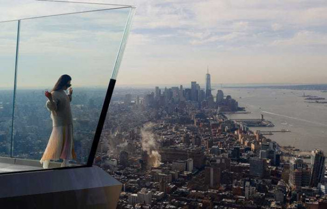 Cảnh tượng ngoạn mục nếu bạn đứng ở đài quan sát kính từ của tòa nhà 